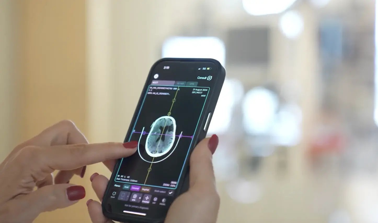 deep-clinical-ai-woman-using-rma-on-mobile